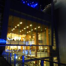 吹き抜けの1階にたくさんテーブルがありました．