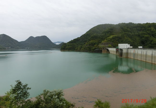 トイレを借り宝仙湖を展望