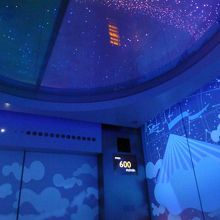 高速のエレベータで一気に