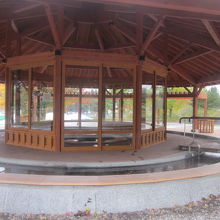 凄く大きな足湯施設ですねぇ～。