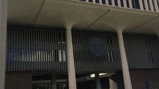 風が吹き抜けるビル