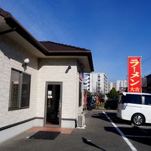 ラーメン屋らしくない外観