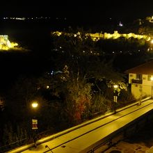 敷地内から見たツァレヴェッツの丘とトラペジッツァの丘の夜景。