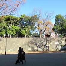 櫓門前の石垣の上に見える弥生慰霊堂