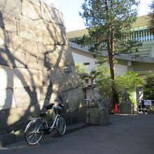 日本武道館への細い通路 (左手やや奥が弥生慰霊堂出入口)