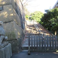 狛犬と上り石段