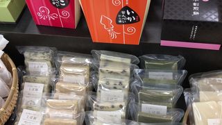 お土産も本もあります。