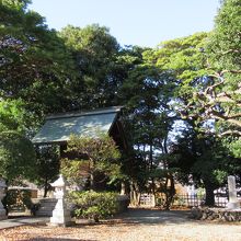 弥生慰霊堂と昭和天皇御野立所の記念碑