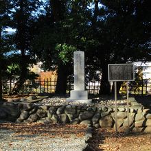 昭和天皇御野立所の記念碑側面と説明板