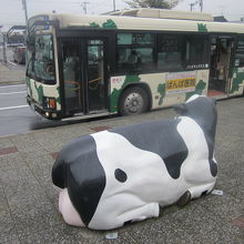 牛さんに見送られつつ、陸別駅前に停車中の北見行きバスの様子