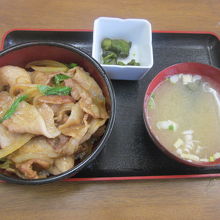 オーダーした豚丼。お味噌汁とお漬物も付いていました