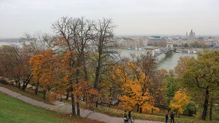 歴史ある建物が集まる、哀愁漂う丘