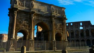 古代ローマ帝国の栄華を感じさせる凱旋門