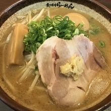 味玉炙り味噌ラーメン　930円