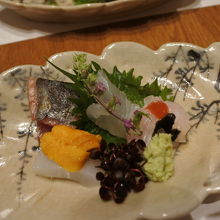 梅肉が乗ってる穴子のお造りがおいしかったです