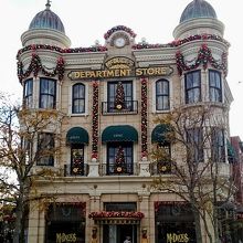 手前に金貨で作られた噴水もあります