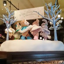 スケート姿でダッフィー達がグルグル回っています