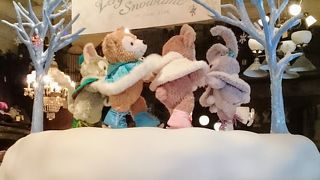 ダッフィーフレンズがスケートでグルグル