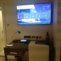 でかいスクリーンでインターネットや映像が見れます。