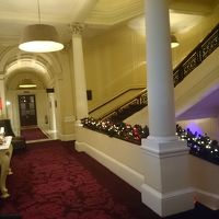 館内の通路。フォーマルな造りに派手でキレイな演出が良いです。