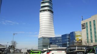 高さ１０９ｍの管制塔が良く目立つ空港です。羽田国際空港からパリ・シャルル・ド・ゴール空港経由でウイーン国際空港への移動で利用しました。ＨＮＤ羽田国際空港⇔ＣＤＧパリ・シャルル・ド・ゴール空港⇔ＶＩＥウイーン国際空港