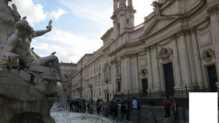 腕を伸ばす像・・・