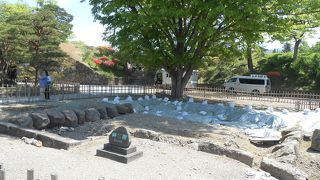 発掘調査中の御三階跡。