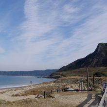 毘沙門山　向こうに能古島