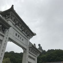 バスを降りるとすぐに門があります