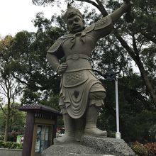 道の左右には仏像が何体もあります