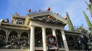 まだハロウィーンの飾りつけ　Haunted Mansion