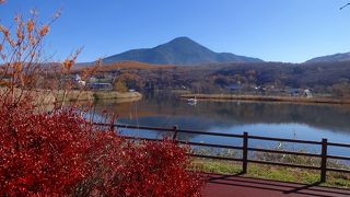 周囲はレジャー施設やホテルです