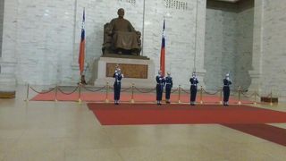 内部では1時間ごとに交替式があるようです。