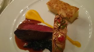汐留のコンラッド東京にあるレストラン、夜景と美味しい料理、カクテルを楽しめる。
