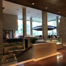 1階の少し奥にあります。