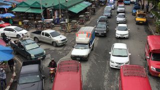 問題は空港内施設ではなく、空港を出てから.....だよぉぉ～～！この空港の難点は。（チェンマイ国際空港／タイ）
