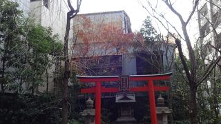 マンションに囲まれた神社でした。