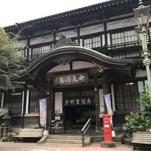 レトロな佇まいの共同浴場