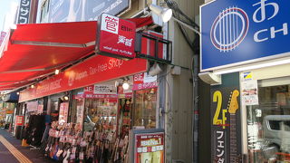 珍しい楽器が並んでいる