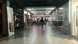 おしゃれなショッピングセンター