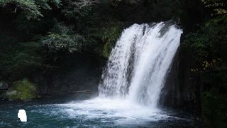 散策しながらいろいろな個性の滝を鑑賞