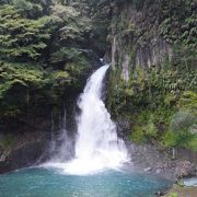 水量豊富で勢いのある滝