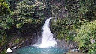 水量豊富で勢いのある滝