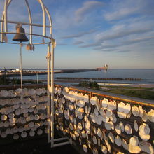 アムールの鐘とホタテ絵馬が並ぶ光景