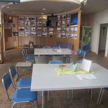 １Fの休憩ブース＆展示コーナーの様子