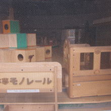 お子様にも人気の木製モノレールです