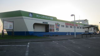 船の形をしたユニークな外観の道の駅です