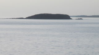 沖合に浮かぶ小さな島です