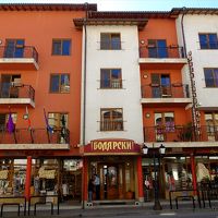 ステファン・スタンボロフ通りに面したホテル外観。