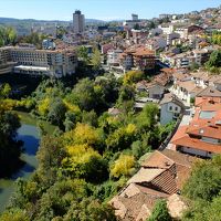 お天気さえよければ素晴らしい景色！　このテラス・カフェは…、